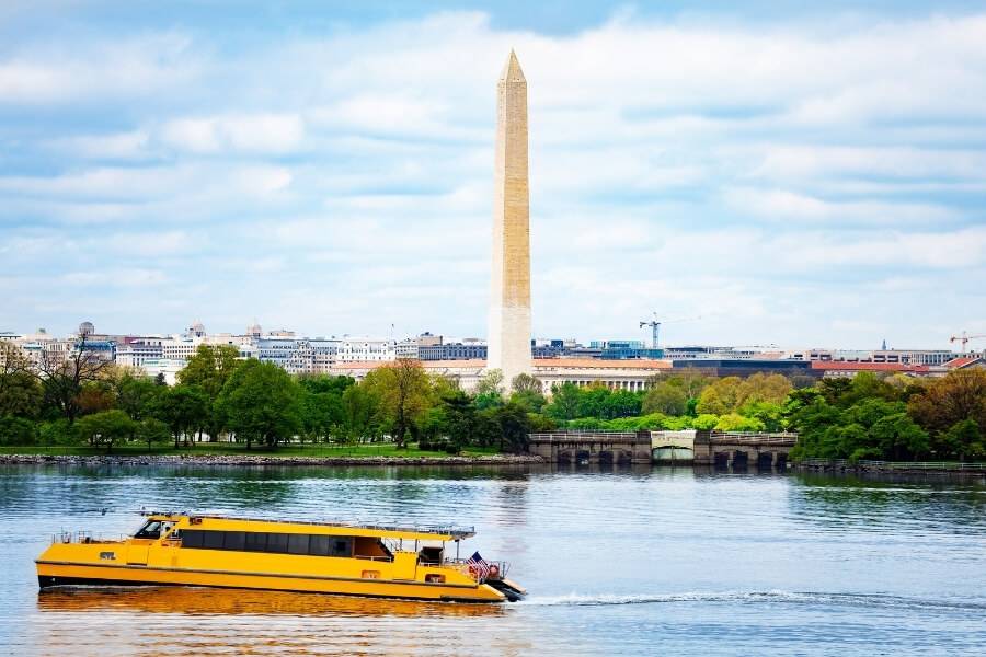 8 Things to Do in Northern Virginia You Won’t Want to Miss 4 A riverboat in the Potomac River with the Washington Monument in the background