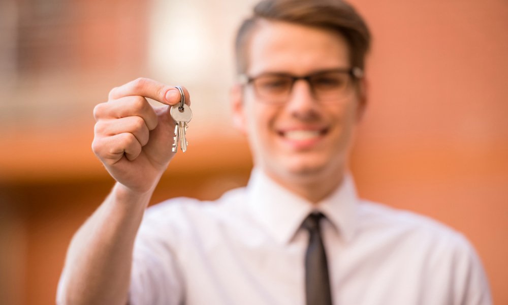 The Ultimate Guide to Tenant Retention 1 realtor giving tenant retention tips