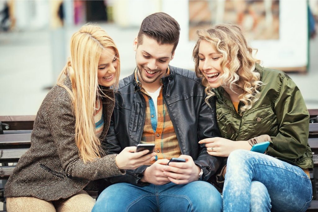 people in silver springs looking at things to do in silver springs